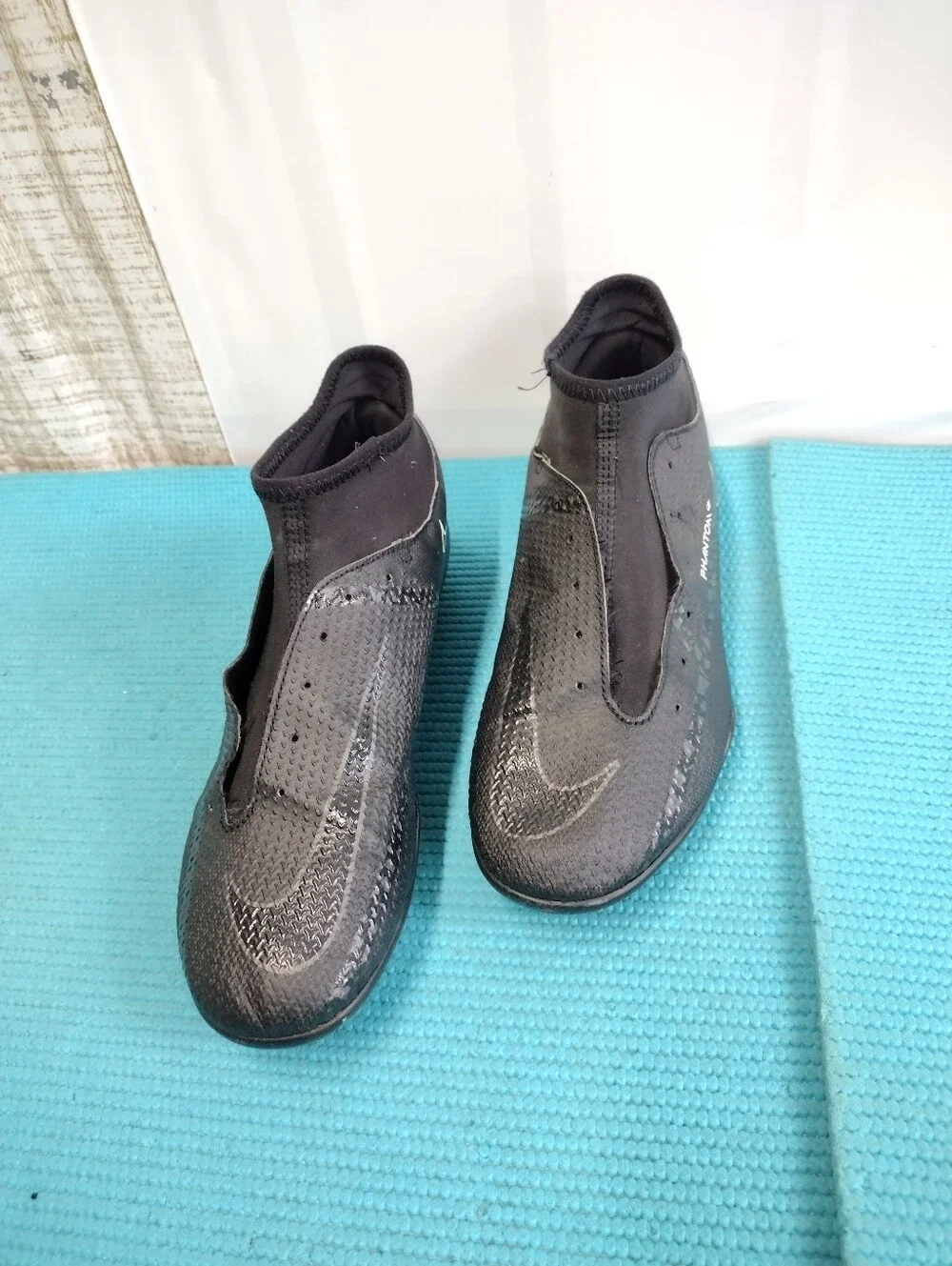 Nike Phantom Boy's Soccer Cleat w/ White Swoosh - 6
